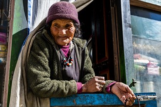 Old woman, Lo Manthang, Kingdom of Mustang, Nepal, Asia