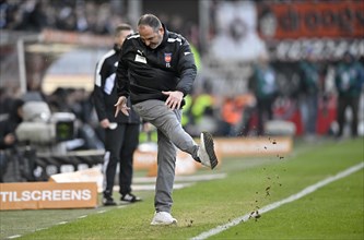 Coach Frank Schmidt 1. FC Heidenheim 1846 FCH on the sidelines, gesture, gesture, angry, kicks in