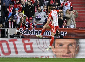 Goal celebration Harry Kane FC Bayern Munich FCB (09) jump, cheering, perimeter advertising Thomas