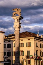 Statue with St Mark's lions, Loggia di San Giovanni at the Piazza della Liberta, Udine, most