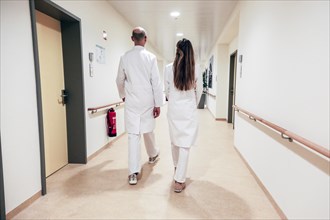 A doctor and a female doctor walk across a corridor in a clinic in Berlin, 25/01/2019