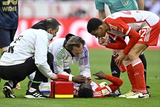Alphonso Davies Bayern FC Muenchen FCB (19) injured, teeth smashed in, carer, Jamal Musiala FC