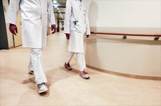 A doctor and a female doctor walk across a corridor in a clinic in Berlin, 25/01/2019
