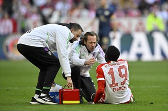 Alphonso Davies Bayern FC Munich FCB (19) injured, teeth smashed in, carer, Allianz Arena, Munich,