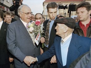 Chancellor Helmut Kohl greets CDU party supporters on the market square in Magdeburg in front of