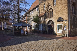 Alte Muenze restaurant with outdoor area, umbrella and benches in the Schnurrviertel in Minden,