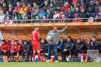 Football match, coach Frank SCHMIDT 1.FC Heidenheim gives the direction in front of Marnon BUSCH's