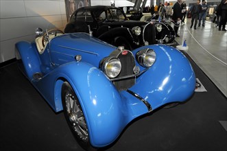 Bugatti 35 B Sport 1927, A classic blue vintage sports car in convertible version with elegant