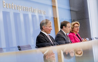From left: Ekkehard Griep, Chairman DGVN, Achim Steiner, Head of the UN Development Programme,