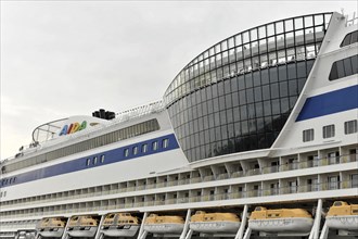 Detail, AIDALuna, The bow of a cruise ship next to modern harbour architecture, Hamburg, Hanseatic