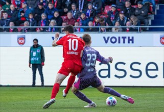 Football match, Tim KLEINDIENST 1.FC Heidenheim in a duel for the ball with Moritz NICOLAS Borussia