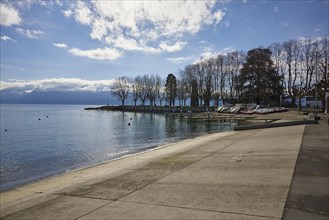 Shallow access to Lake Geneva and small jetties for pedal boats and rowing boats in the Ouchy