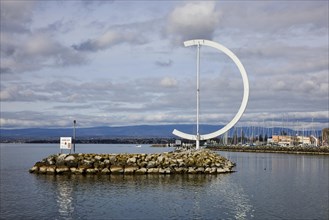 Large, semi-circular wind vane Eole, a sculpture by the artist Clelia Bettua within the harbour of