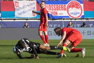 Football match, Tim SIERSLEBEN 1.FC Heidenheim right fouls Jordan SIEBATCHEU Borussia