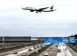A Qatar Airwas aircraft approaching the A5 motorway at Frankfurt Airport, 17.03.2024