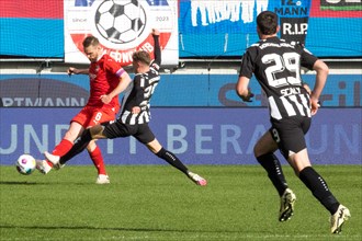 Football match, captain Patrick MAINKA 1.FC Heidenheim left in a duel with Robin HACK Borussia