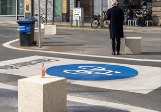 Symbolic photo on the subject of bicycle lanes in Berlin, Niederwallstrasse and Hausvogteiplatz,