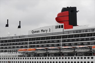 Side view of the Queen Mary 2 with funnel and lifeboats, Hamburg, Hanseatic City of Hamburg,