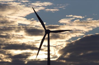 Windmills for power generation in a wind farm in Ketzin, 19.01.16