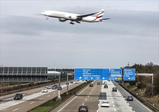 An Emirates aircraft approaching the A5 motorway at Frankfurt Airport, 17.03.2024