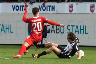 Football match, Nikola DOVEDAN 1.FC Heidenheim in a duel for the ball with Florian NEUHAUS Borussia