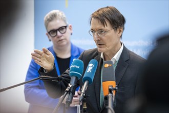 Karl Lauterbach (SPD), Federal Minister of Health, Christine Vogler (in the background), President