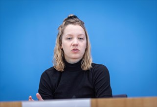 Carla Reemtsma, Fridays For Future, at a federal press conference on the topic of climate money in