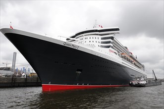 The Queen Mary 2 docks in the harbour, with focus on the bow of the ship, Hamburg, Hanseatic City