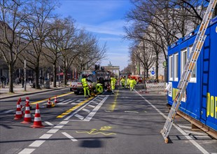 Modification of road markings, Unter den Linden, Berlin, Germany, Europe