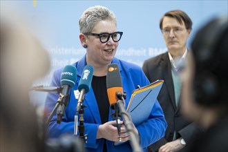 Christine Vogler, President of the German Nursing Council, behind her Karl Lauterbach (SPD),