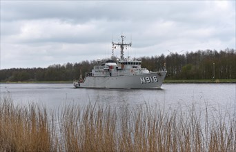 Minehunter, warship in the Kiel Canal, Kiel Canal, Schleswig-Holstein, Germany, Europe