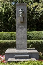 Monument, portrait on stele for chemist Justus von Liebig, bronze sculpture by Fritz Schaper,