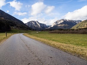Country road in front of mountain panorama, mountain Pribitz, mountain Messnerin, Oberort,