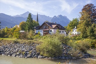 Loisach with houses, old parish church St. Martin, Wetterstein mountains with Alpsitze and Zugspitz