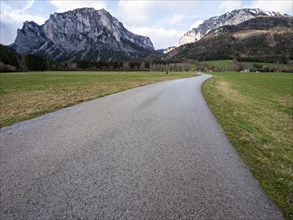 Country road in front of mountain panorama, mountain Pribitz, mountain Messnerin, Oberort,