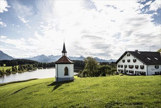 Hegratsrieder See with chapel and farm, near Fuessen, Ostallgaeu, Allgaeu, Bavaria, Germany, Europe