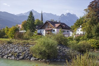 Loisach with houses, old parish church St. Martin, Wetterstein mountains with Alpsitze and Zugspitz
