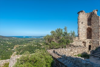 Ruins of Grimaud Castle, in the background the Gulf of Saint-Tropez, Grimaud-Village, Var,