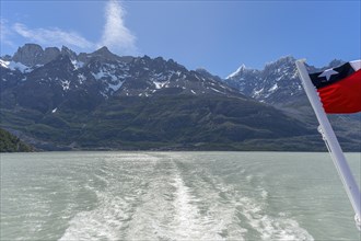 Lago Grey, flag, flag, boat trip, Torres del Paine National Park, Parque Nacional Torres del Paine,