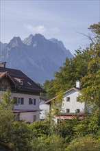Loisach with houses, Wetterstein mountains with Zugspitze massif, Garmisch-Partenkirchen,