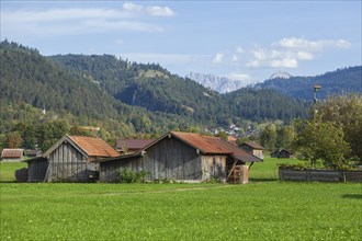 Hay barn with meadow and Karwendel mountains, Garmisch-Partenkirchen, Werdenfelser Land, Upper