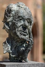 Monument to physician Horst-Eberhard Richter, portrait, bronze sculpture by Thomas Duttenhoefer,