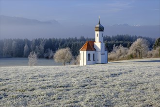 Chapel in the morning light in front of mountains, winter, frost, Sankt Johannisrain, Penzberg,