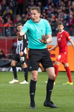 Football match, referee Martin PETERSEN calls for caution, Voith-Arena football stadium, Heidenheim