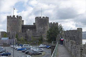 Cars, Pakrplatz, people, castle, town wall, Conwy, Wales, Great Britain