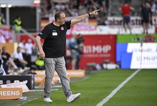 Coach Frank Schmidt 1. FC Heidenheim 1846 FCH on the sidelines, gesture, gesture, Voith-Arena,