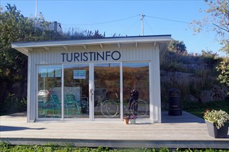 Small tourist information centre, Lovunden, Helgeland coast, Traena, Norwege