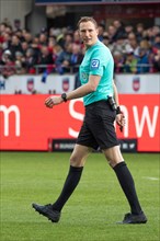 Football match, referee Martin PETERSEN in step, football stadium Voith-Arena, Heidenheim
