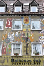 Golden Barrel, Wuerzburg, A vividly painted house facade with depictions of historical figures and