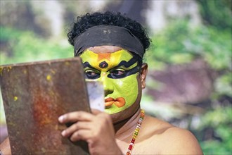 Kathakali performer or mime, 38 years old, makes up his face, Kochi Kathakali Centre, Kochi,